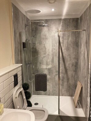 吹风机、肥皂、卫生纸