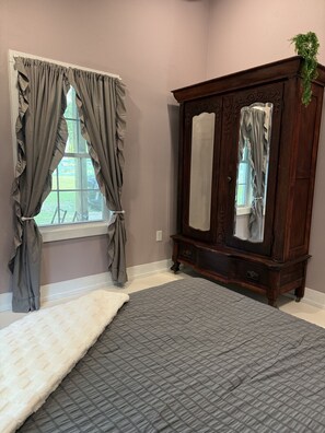2 bedrooms, travel crib, free WiFi, bed sheets