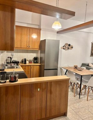 Un four, surface de cuisson, lave-vaisselle