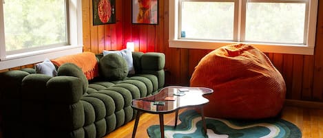 Smart-TV, videospill, bordtennis og bøker