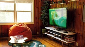 Smart TV, videogames, mesa de pingue-pongue, livros