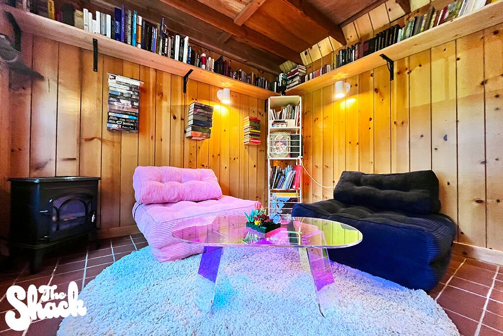 Smart-TV, Videospiele, Tischtennisplatte, Bücher