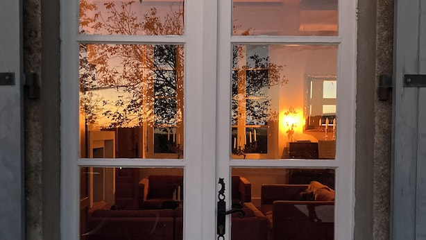 Eine weiße Tür mit mehreren Glasscheiben.