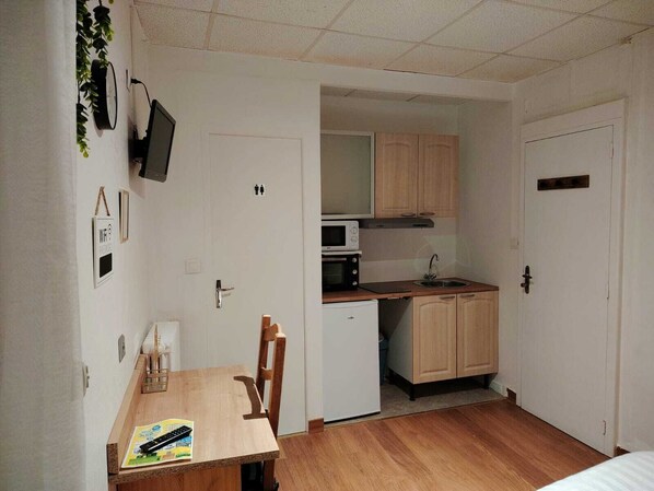 1 bedroom, iron/ironing board, Internet, bed sheets
