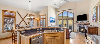 Modern 3BR Townhouse with Beautiful Views 1087