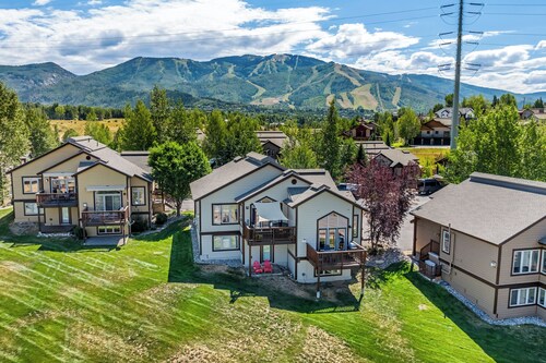Modern 3BR Townhouse with Beautiful Views 1087