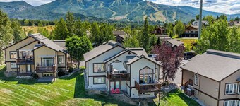 Modern 3BR Townhouse with Beautiful Views 1087