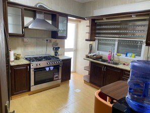 冷蔵庫、電子レンジ、オーブン、コンロ