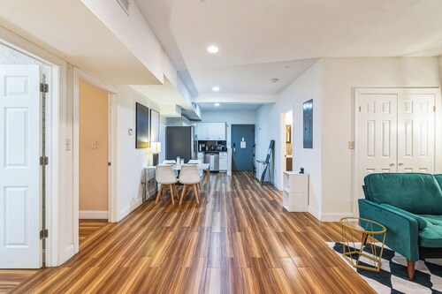 Elegant 2-bedroom apartment near Philadelphia Convention Center & Reading Market