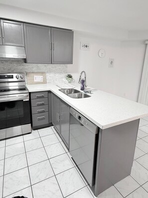 Een microgolfoven, een oven, een kookplaat, een vaatwasser