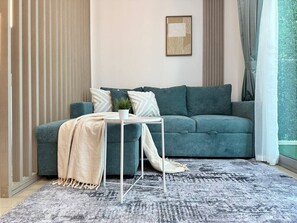 TV - Minimalist Studio W/ Amazings Marina Canal Views (Dubai Marina)