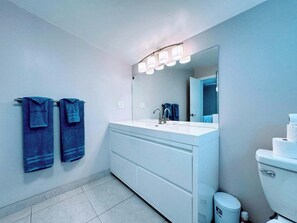 مناشف، صابون، ورق حمّام