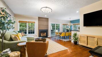 Smart TV, chimenea, futbolito y libros