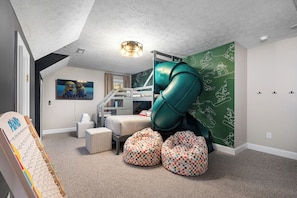7 Schlafzimmer, Schreibtisch, Bügeleisen/Bügelbrett, Reisekinderbett