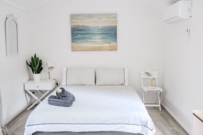 Free WiFi, bed sheets - Discover Jackson’s Cottage. (Bundeena)