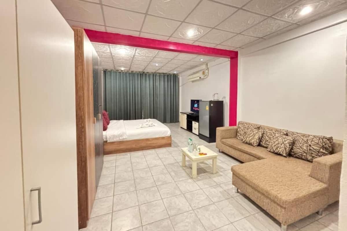 Deluxe Double Room | Desk, laptop workspace, free WiFi