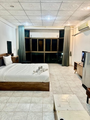 Quarto casal luxo | Escrivaninha, espaço de trabalho para notebook, Wi-Fi de cortesia