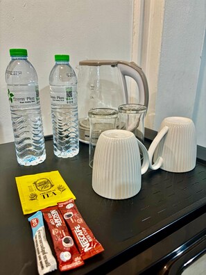 Escritorio, espacio para trabajar con laptop y wifi gratis