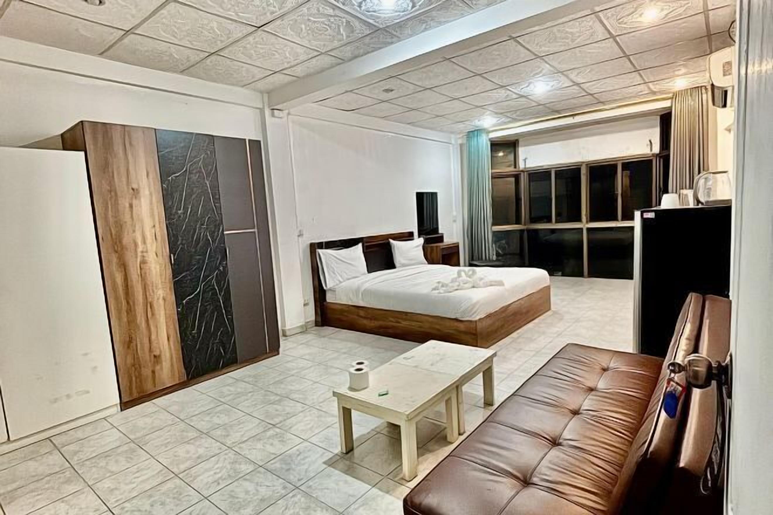 Bureau, espace de travail pour ordinateur portable, Wi-Fi gratuit