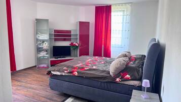 Apartment | 1 bedroom, bed sheets