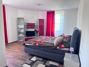 1 bedroom, bed sheets - Apartment in Danma mit Gemeinschaftskuche (Laubach)