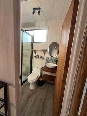 Haartrockner, Handtücher, Seife, Toilettenpapier