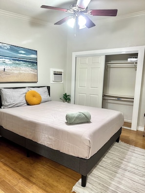 3 bedrooms, internet, bed sheets