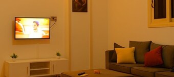 Modern 2-Bedroom Apartment with AC near the Beach, Comfort for the Whole Family!