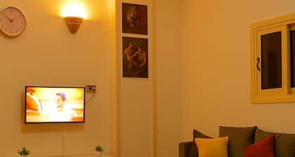 Modern 2-Bedroom Apartment with AC near the Beach, Comfort for the Whole Family!