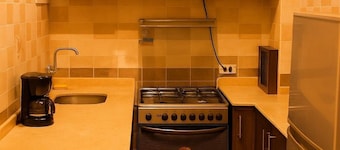 Modern 2-Bedroom Apartment with AC near the Beach, Comfort for the Whole Family!