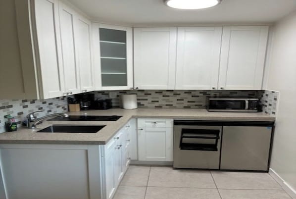 Fridge, microwave, coffee/tea maker, electric kettle - This 1 Bedroom suite has it all in a great location in Pompano Beach. (Pompano Beach)