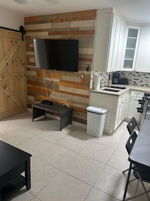 Refrigerador, microondas, cafetera y tetera y tetera eléctrica 