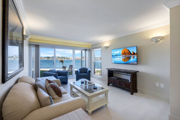 Living area - Charming 1-bedroom condo in enchanting Marco Island with AC (Marco Island)