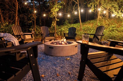 Bourbon Country Cabin - Game Room, Fire Pit, and Hot Tub