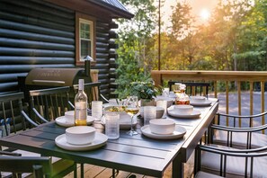 Outdoor dining - Bourbon Country Cabin - Game Room, Fire Pit, and Hot Tub (Bardstown)