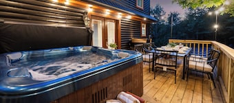 Bourbon Country Cabin - Game Room, Fire Pit, and Hot Tub