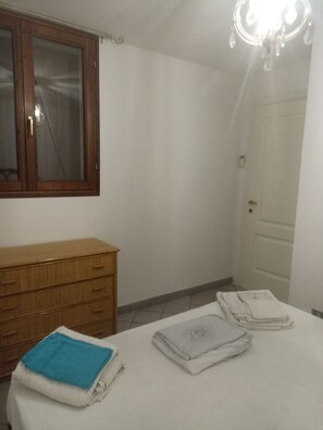 4 habitaciones, tabla de planchar con plancha, wifi y ropa de cama