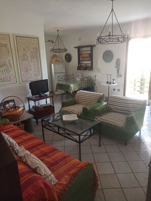 Televisión y chimenea