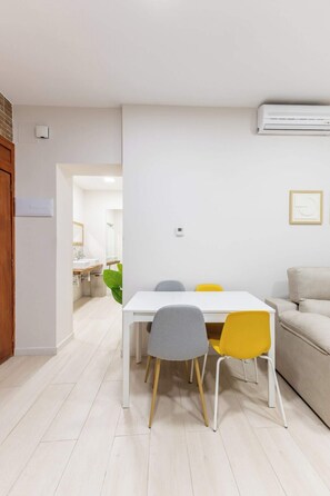 Dining - Cuatro Caminos Apartment (Madrid)
