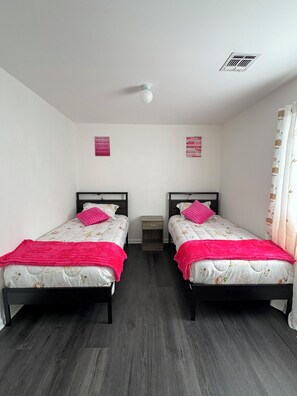 3 bedrooms, desk, iron/ironing board, free WiFi
