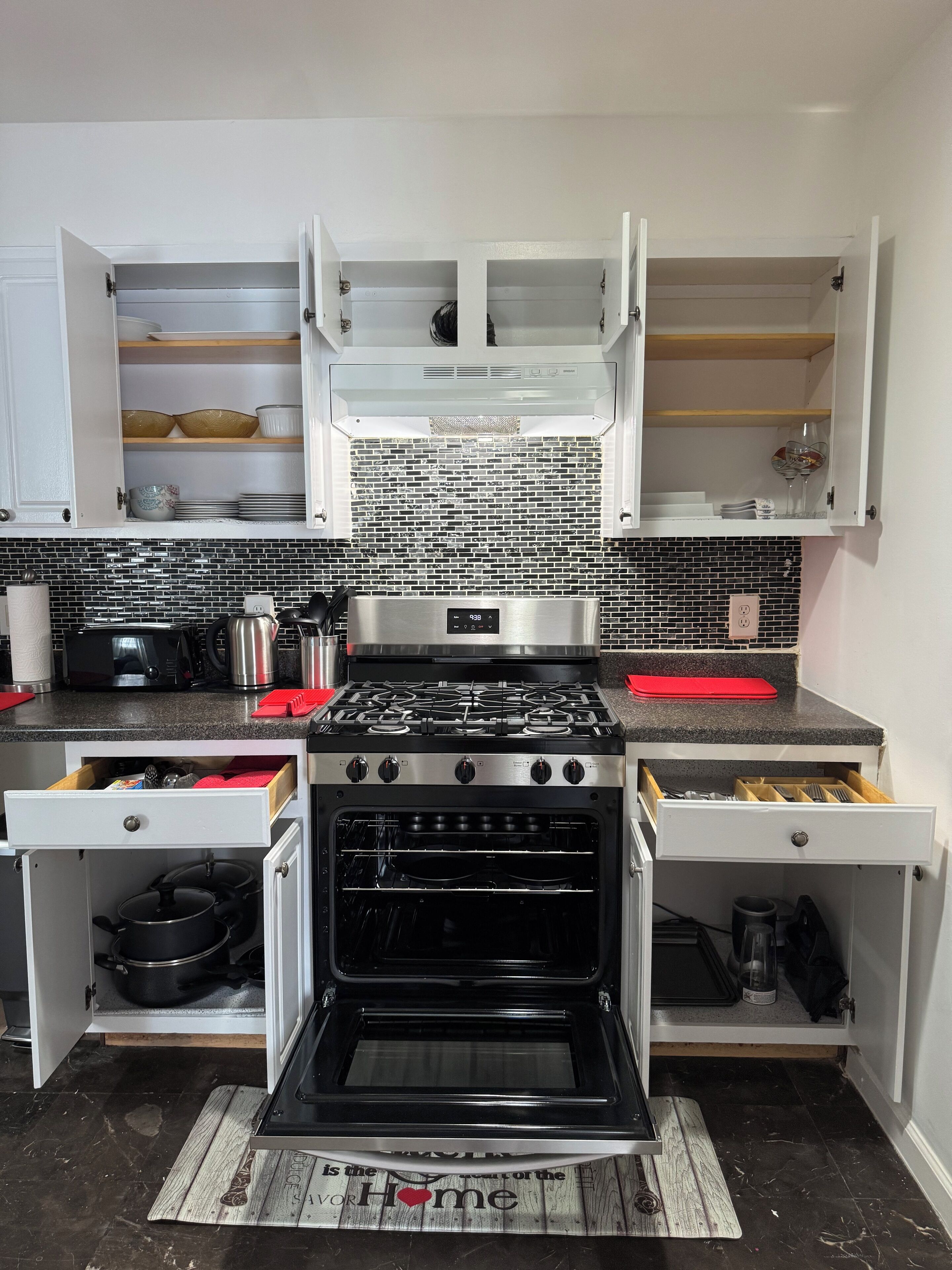 Een koelkast, een magnetron, een oven, een kookplaat