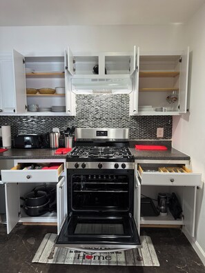 Een koelkast, een magnetron, een oven, een kookplaat