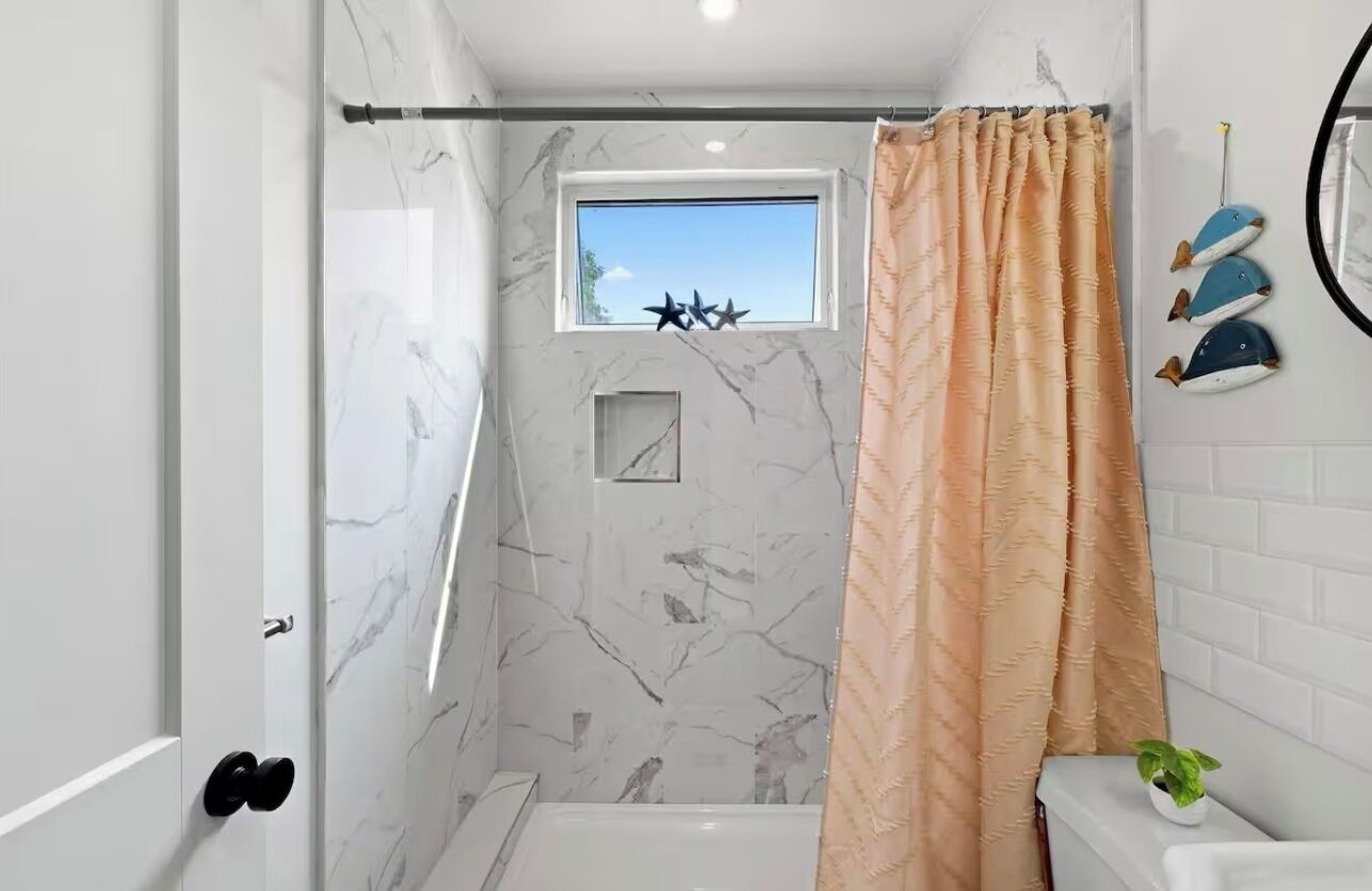 Suihku, hiustenkuivaaja, pyyhkeet, sampoo