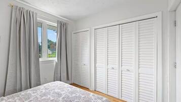2 bedrooms, iron/ironing board, free WiFi, bed sheets