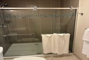 Bruser, hårtørrer, håndklæder, Sæbe