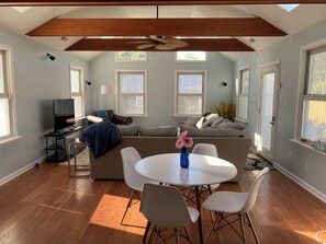 TV - Walk to Beach! Spacious 4-bedroom house in charming Norfolk-this home has it ALL (Norfolk)