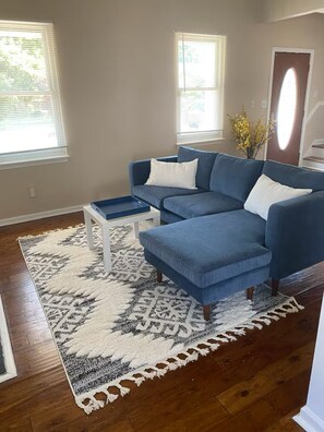 TV - Walk to Beach! Spacious 4-bedroom house in charming Norfolk-this home has it ALL (Norfolk)