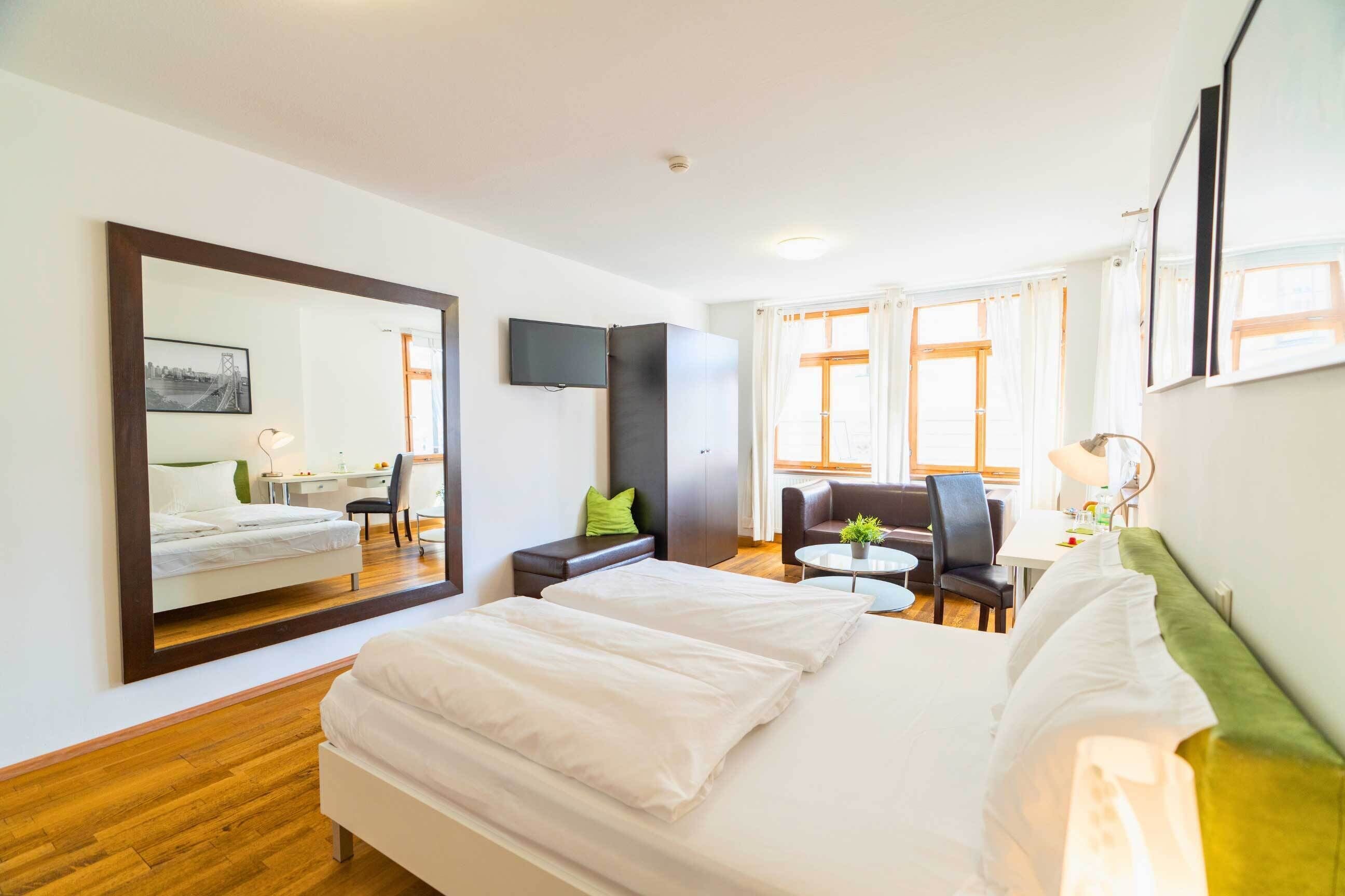 Skrivebord, skrivebord for bærbar PC og strykejern/-brett