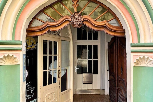 Fachada da propriedade à noite