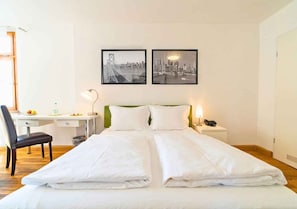 Desk, laptop workspace, iron/ironing board, free WiFi - Hotel The Square (Coburg)